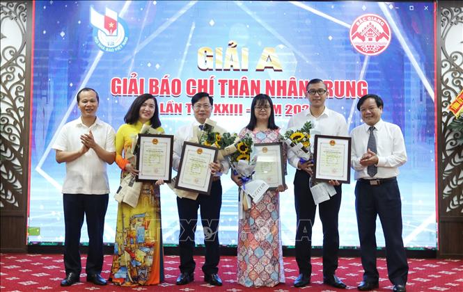 Phó Chủ tịch Thường trực UBND tỉnh Mai Sơn và đồng chí Trịnh Văn Ánh, Ủy viên Ban chấp hành Hội Nhà báo Việt Nam, Chủ tịch Hội Nhà báo tỉnh trao giải A giải báo chí Thân Nhân Trung cho các tác giải, nhóm tác giả năm 2023.